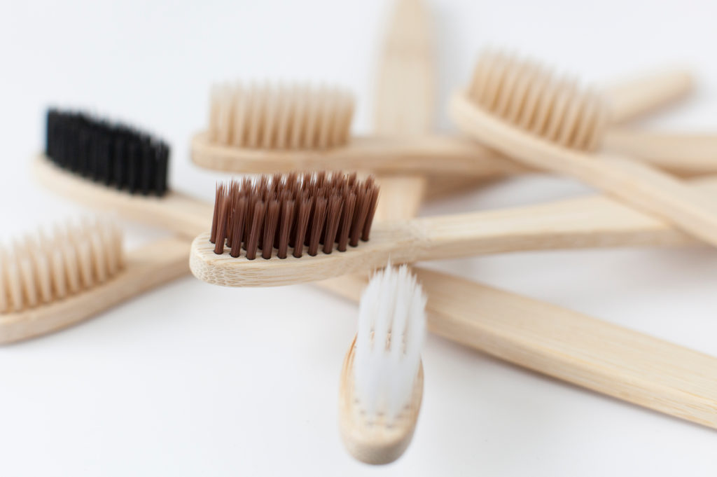 Zéro déchet : les brosses à dent recyclables en bambou remplacent les brosses à dent en plastique